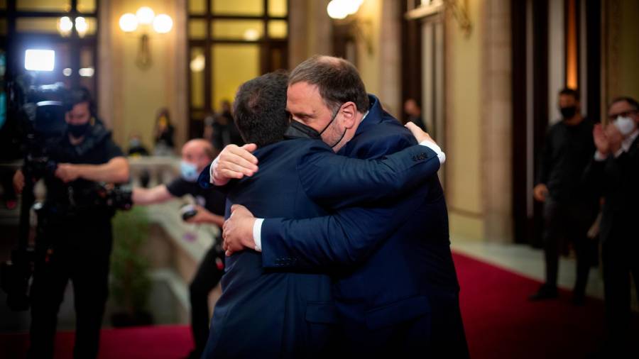 El nuevo presidente de la Generalitat, Pere Aragonès, se funde en un abrazo con el líder de ERC, Oriol Junqueras, tras el pleno de investidura en el Parlament. Foto: David Zorrakino/E.P.