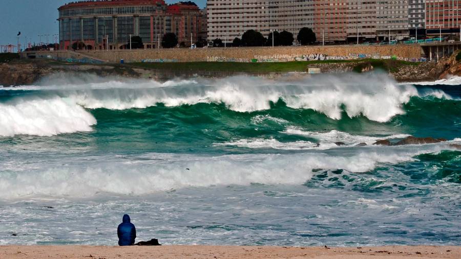 Vista del oleaje en un reciente temporal en la playa Orzán-Riazor, en A Coruña Foto: Almara