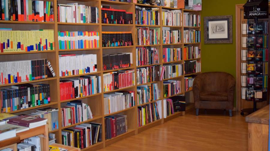 Imaxe do interior da libraría onde vemos estanterías repletas de libros. Foto: O.P.