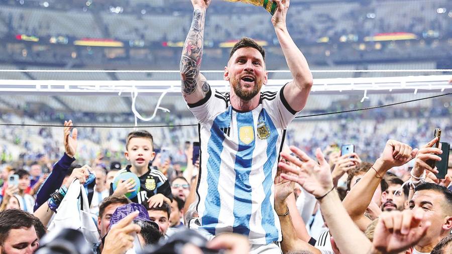 LIONEL Messi, con la Copa del Mundo, tras la final. Foto: DPA