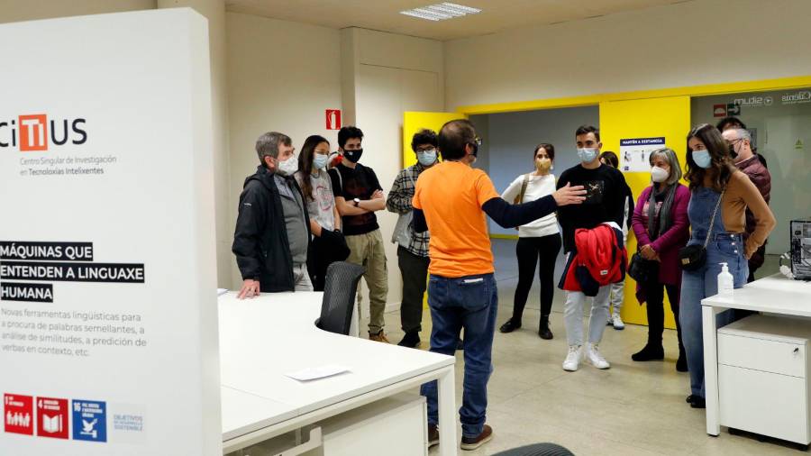 Participantes en la jornada de puertas abiertas recibiendo las explicaciones. Foto: A. Hernández