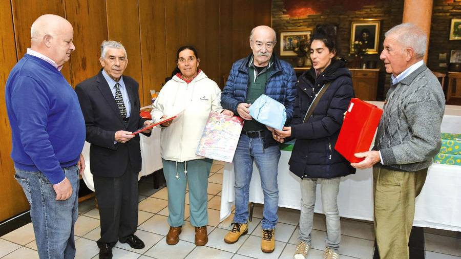 Amigos de galicia. Jesús Busto, izquierda, Ramiro Varela, José Antonio Rivera y Manuel Bascoy con dos madres. Fotos: Puri Sangiao