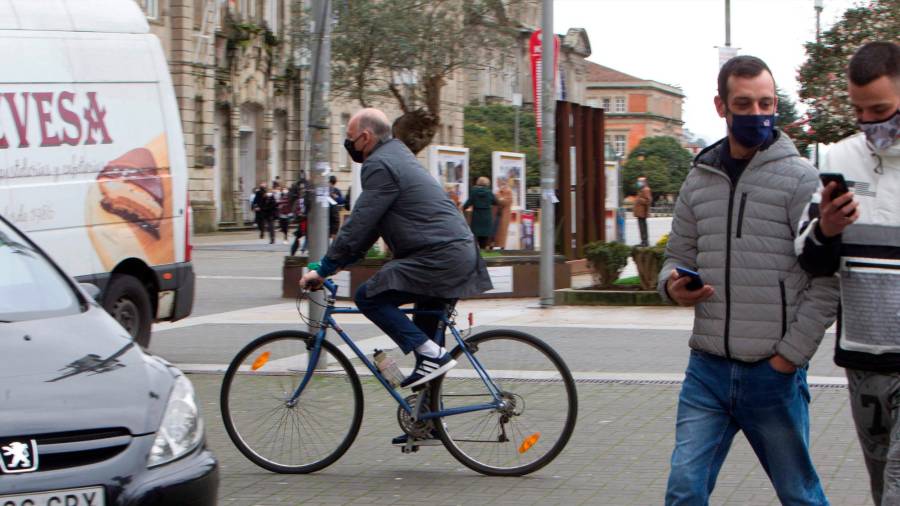 Ciclistas, coches y peatones en una calle de la ciudad de Pontevedra, a la cabeza de las capitales de provincia españolas en cuidado de los ecosistemas terrestres, uno de los Objetivos de Desarrollo Sostenible de la ONU. Foto: Salvador Sas/Efe