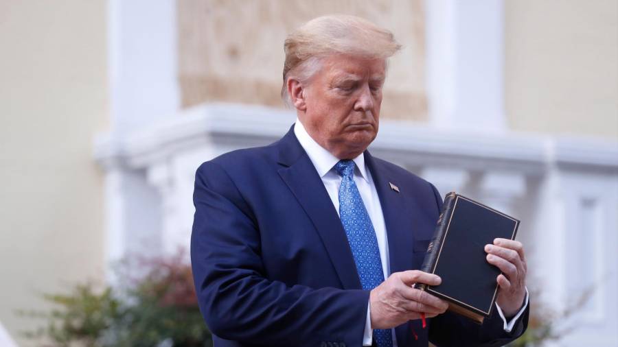 Washington (Estados Unidos), 01/06/2020.- El presidente estadounidense Donald Trump posa con una biblia en sus manos delante de una importante iglesia de Washington. EFE/EPA/SHAWN THEW