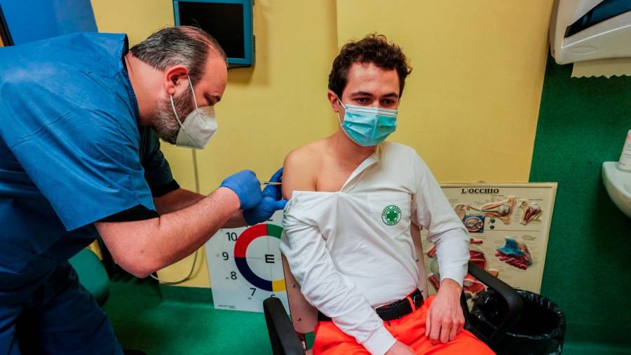 La vacunación en Italia de los profesionales sanitarios avanza. Foto: Tino Romano / Efe