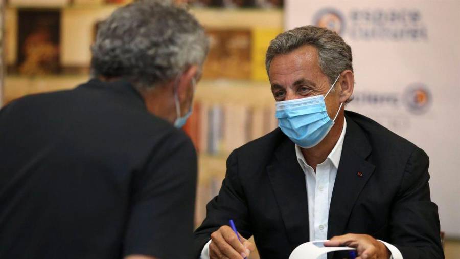 Francia vivirá hoy algo inédito, el presidente Sarkozy estará en el banquillo de los acusados