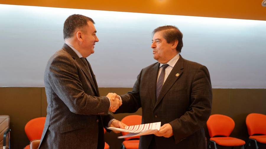Román Rodríguez e o reitor da Universidade da Coruña, durante a sinatura do convenio