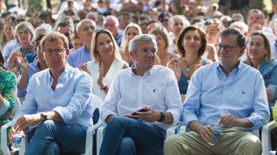El presidente del Partido Popular, Alberto Núñez Feijóo (i), junto al presidente de la Xunta de Galicia, Alfonso Rueda (c), y el expresidente del Gobierno Mariano Rajoy (d), en la inauguración del curso político en la Carballeira de San Xusto en Cerdedo-Cotobade. EFE/Salvador Sas