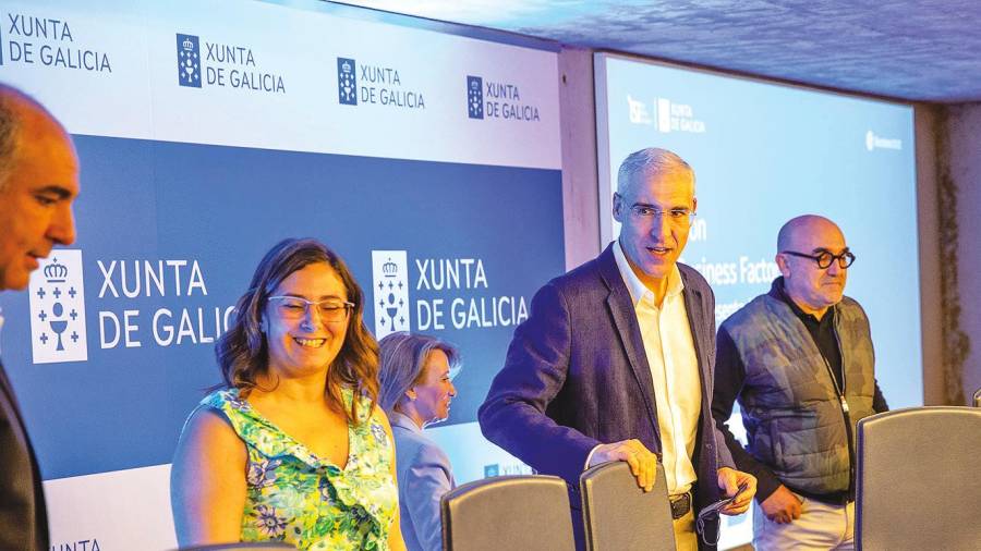 Presentación en Compostela de la IV edición de la BFAero con Francisco Conde segundo por la derecha