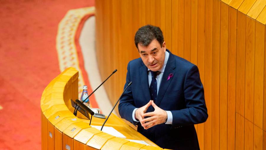 O conselleiro Román Rodríguez, na súa intervención no Parlamento. Foto: Xoán Crespo