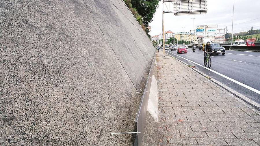 El gran muro de Belvís ya se está acondicionando para colocar el jardín vertical, que lo cubrirá e impedirá que el lugar se llene de pintadas. Foto: A. Hernández