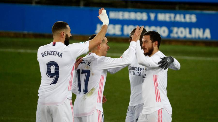 Los jugadores del Real Madrid celebrando el tercer gol ante el Alavés. Foto: Juriaan Tierie