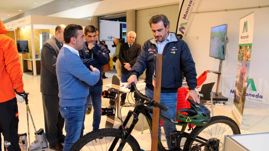 Visita do vicepresidente da Xunta, Diego Calvo (d), a Sportur Galicia