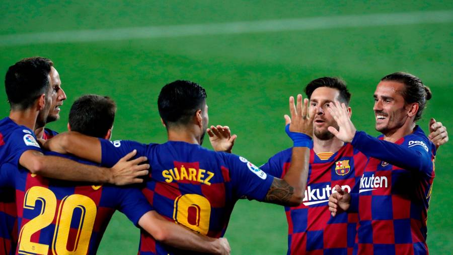 FESTEJO Los jugadores del Barcelona felicitan a Luis Suárez tras el gol anotado por el uruguayo. Foto: Alberto Estévez/EFE