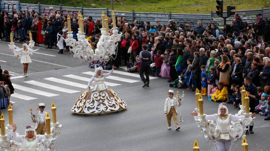 Compostelanos disfrutando el año pasado del desfile del Martes de Carnaval. Foto: A. H.