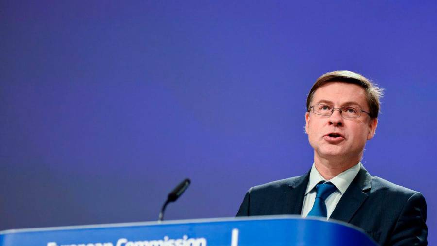 Valdis Dombrovskis, vicepresidente de la Comisión Europea, durante una rueda de prensa. Foto: E.P.