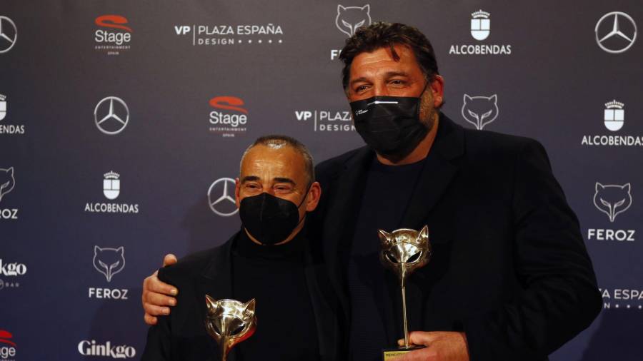 Hovik Keuchkerian y Eduardo Fernández posan con su Premio Feroz en el Hotel VP Plaza España Design en Madrid (España) a 2 de marzo de 2021. JOSÉ RAMÓN HERNANDO/EUROPA PRESS