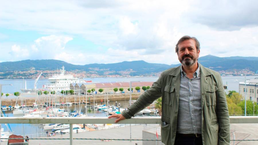Luis Bará Torres posa dende a terraza do hotel Bahía de Vigo coa ría olívica ao fondo. Foto: BNG 