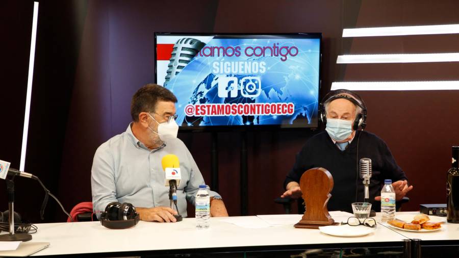 RADIO. El profesor Juan Gestal charlando con Luis Rial en el reciente maratón de ‘Estamos Contigo’. Foto: Antonio Hernández