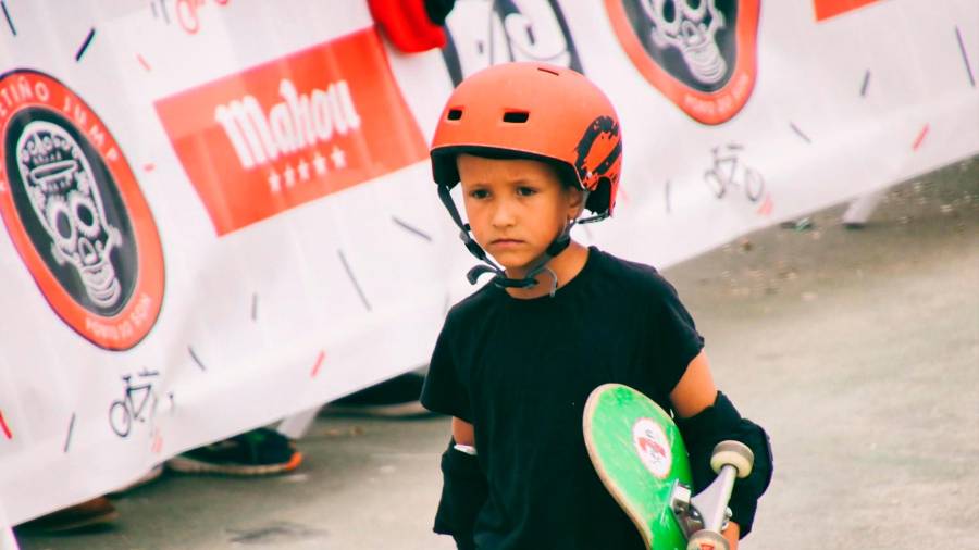 Un niño con su skate en el Rompetiño. Foto: R. J. 