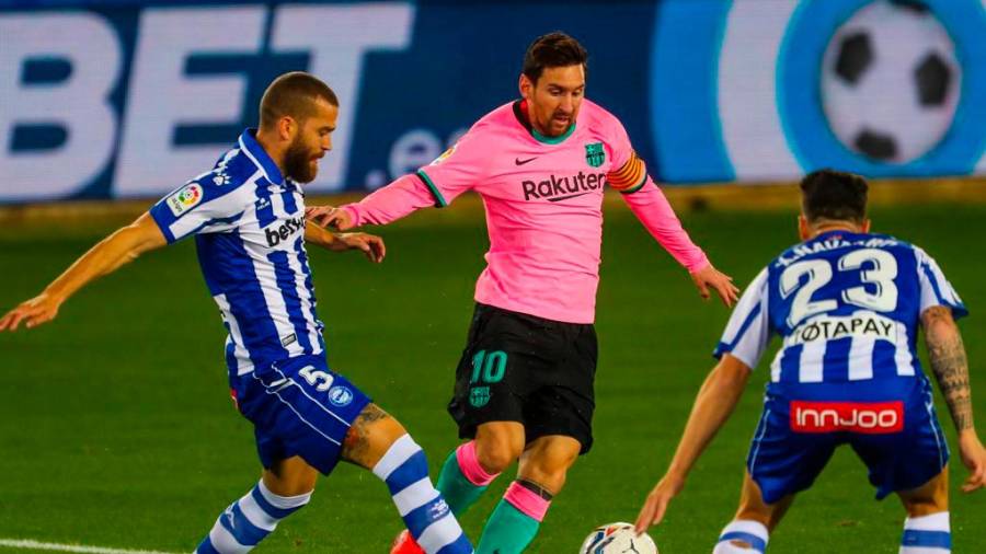 Leo Messi sorteando a dos defensas del Alavés en el encuentro de Liga. Foto: FC Barcelona