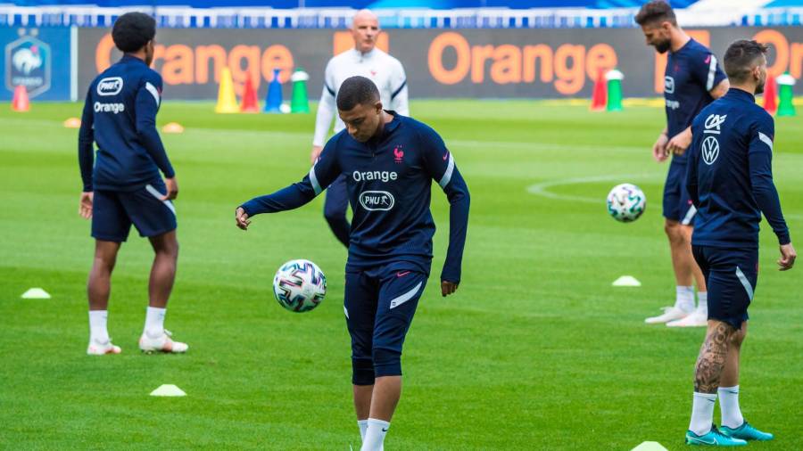 FAVORITOS Kylian Mbappé, entrenándose con la selección francesa. Foto: Christophe Petit Tesson