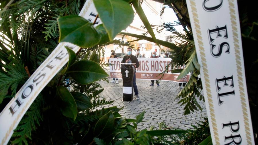 Corona de flores como símbolo de la situación que vive el sector en Galicia