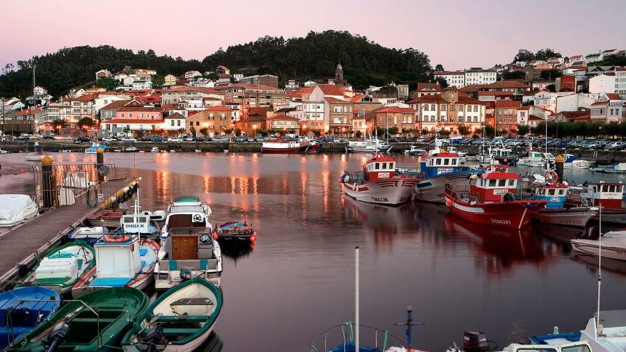 Imaxe da paisaxe do concello de Muros vista dende o porto da localidade. Foto: turismo.gal