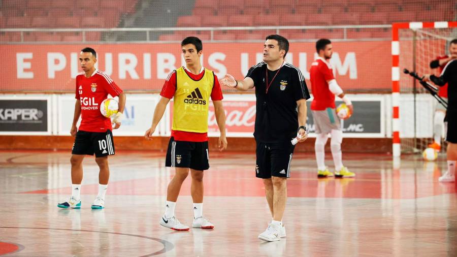 ÉXITO Pulpis, a la derecha, da instrucciones en un entrenamiento del Benfica. Foto: S. E.