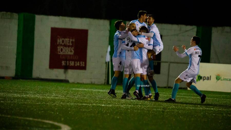 Los jugadores del Compostela celebran el gol del empate. Foto: CD Guijuelo
