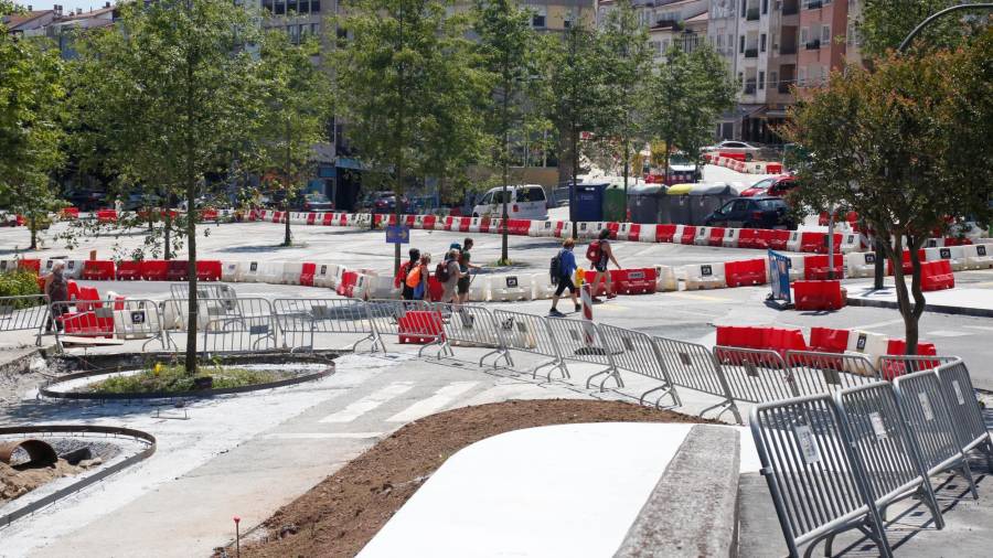 En el cruce de Concheiros se está construyendo una gran plaza de 6.000 m2. Foto: A. H.