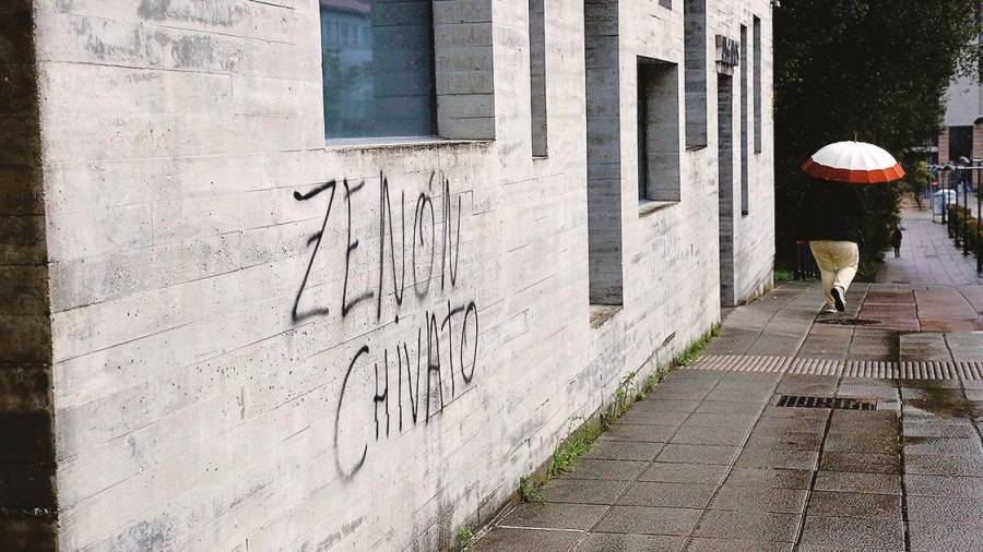 Actos de vandalismo en Fontiñas llenan de pintadas todo el barrio