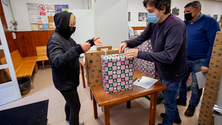 entrega. Las familias a las que ayuda la Cocina Económica de A Coruña recibieron esta semana una cesta de Navidad. Foto: autorfo 