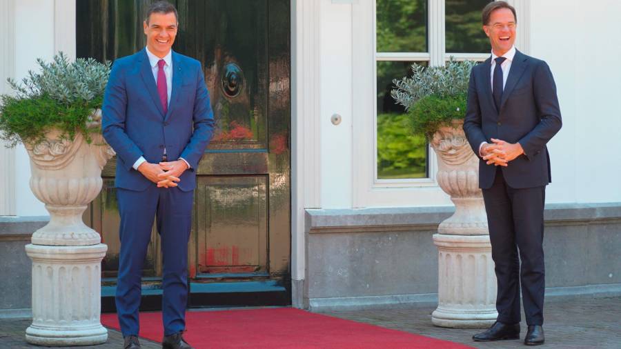 El presidente español con su homólogo holandés a la entrada de la residencia oficial de Mark Rutte. Foto: Imane Rachidi/Efe 