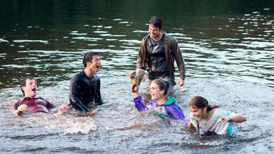 Los protagonistas de ‘3 Caminos’ en un momento del rodaje de la serie de Amazon Prime Video dándose un baño. Foto:@esteban_ladiapo