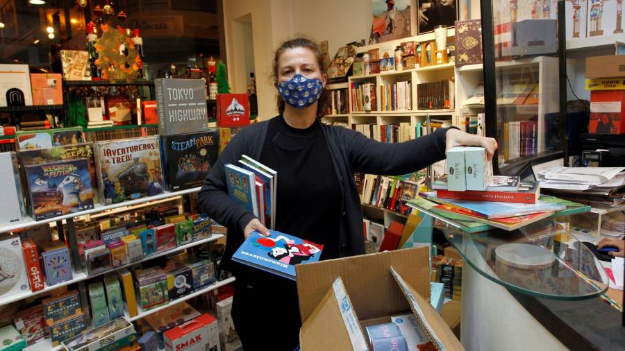 FERROL, 08/12/2020.- Mako Valle, una de las socias de la librería Cantón 4, posa en el interior de la tienda en Ferrol. EFE/Kiko Delgado