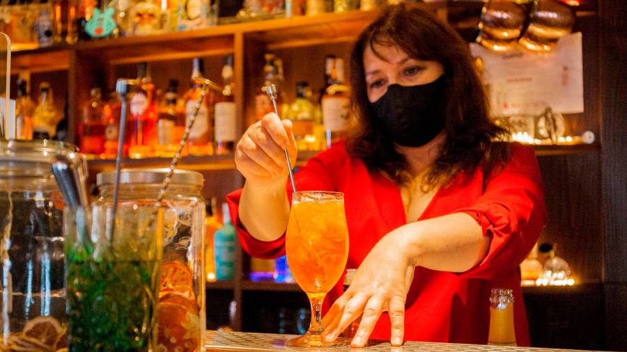 pili fernández, head bartender del Atlántico, ante uno de sus cócteles de ‘tardeo’. Foto: Paula Amati