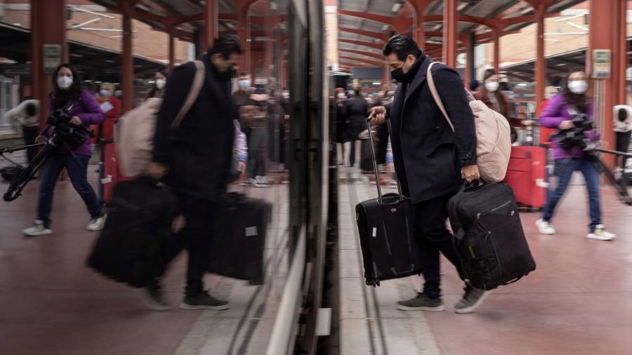 Pasajeros del primer viaje ‘ordinario’ en el tren de alta velocidad entre Madrid y Galicia Fotos: Brais Lorenzo