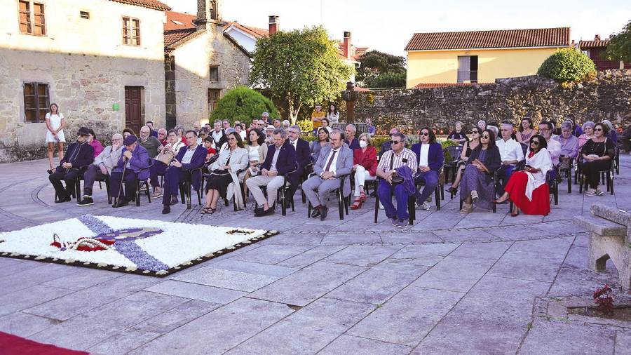 Parte de los asistentes al tributo que se brindó en Ames a Otero Espinar durante el Día de Galicia. Foto: CDA