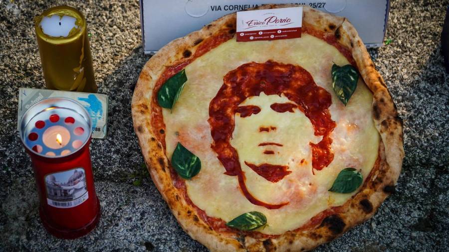 Nápoles (Italia), 26/11/2020.- En la imagen, pizza dejada en Nápoles por un fan de Maradona, con la cara del astro argentino. EFE/EPA/CESARE ABBATE