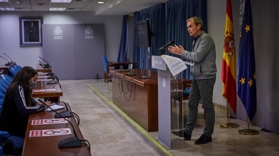 El director del Centro de Coordinación de Alertas y Emergencias Sanitarias (CCAES), Fernando Simón interviene durante una rueda de prensa convocada ante los medios de comunicación en el Ministerio de Sanidad para informar sobre la evolución del coronavirus, en Madrid, (España), a 22 de febrero de 2021. EUROPA PRESS/J. Hellín. 22/02/2021