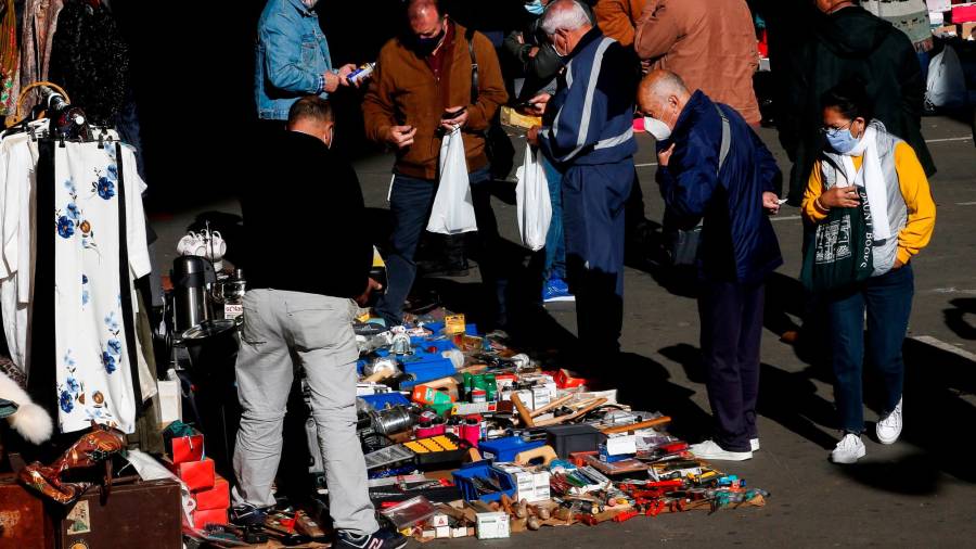 CATALUÑA. Varias personas venden, pasean y compran en el Mercant dels Encants de Barcelona, todos con la mascarilla obligatoria. Foto: Quique García /Efe