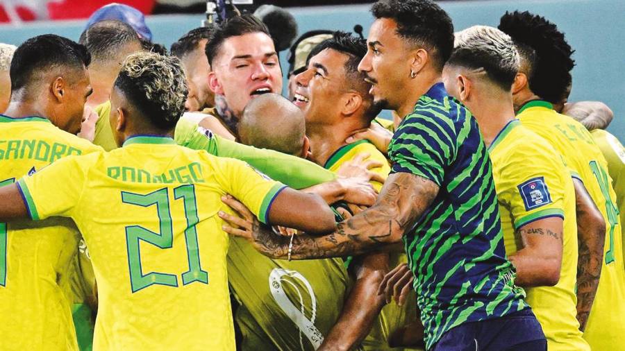 ÉXTASIS. Jugadores de Brasil celebran el gol de Casemiro. Foto: Federico Gambarini/dpa / E. Press
