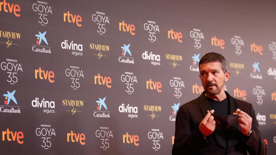 El presentador de la Gala el actor Antonio Bandera, posa en la alfombra roja en la 35 edición de los Premios Goya en el Teatro del Soho CaixaBank de Málaga a 6 de marzo del 2021. Álex Zea / Europa Press