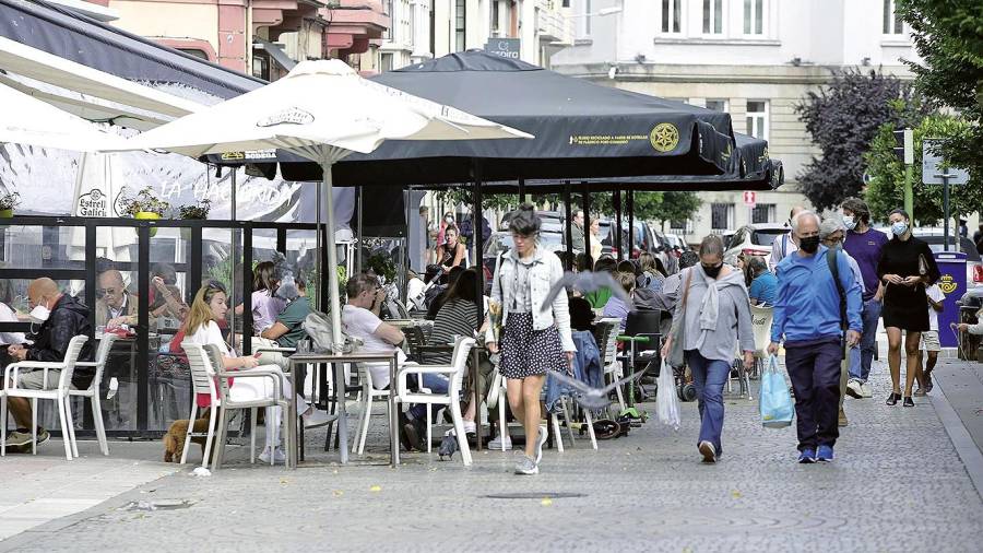 Aprovechando el buen tiempo, varias personas en las terrazas de bares en A Coruña. Foto: M. Dylan/Europa Press
