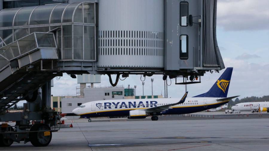 Aeronave de Ryanair en la plataforma de estacionamiento de Lavacolla. Foto: Fernando Blanco