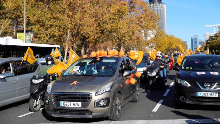 GRAF3365. MADRID, 22/11/2020.- Vista de la manifestación con vehículos contra la Ley de Educación (LOMLOE), denominada también 'Ley Celaá', aprobada esta semana en el Congreso que reccorre el Paseo de la Castellana desde Cuzco a Cibeles en Madrid este domingo. EFE/JuanJo Martín