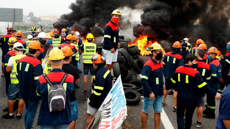 Empleados de la factoría de Alcoa en San Cibrao cortaron la autovía del Cantábrico, la A-8, a su paso por Ribadeo para reclamar un futuro laboral y productivo. Foto: EFE/Eliseo Trigo