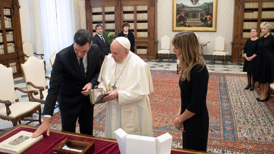 El papa Francisco con el presidente Sánchez, izquierda; y su mujer, Begoña Gómez, en el intercambio de regalos. Foto: EFE