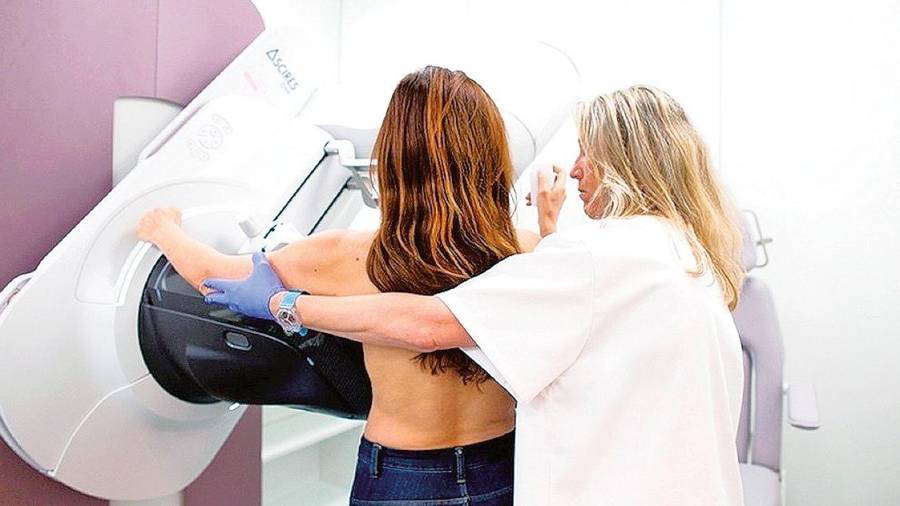 Una mujer sometiéndose a una mamografía en una campaña de detección precoz. Foto: E.P.